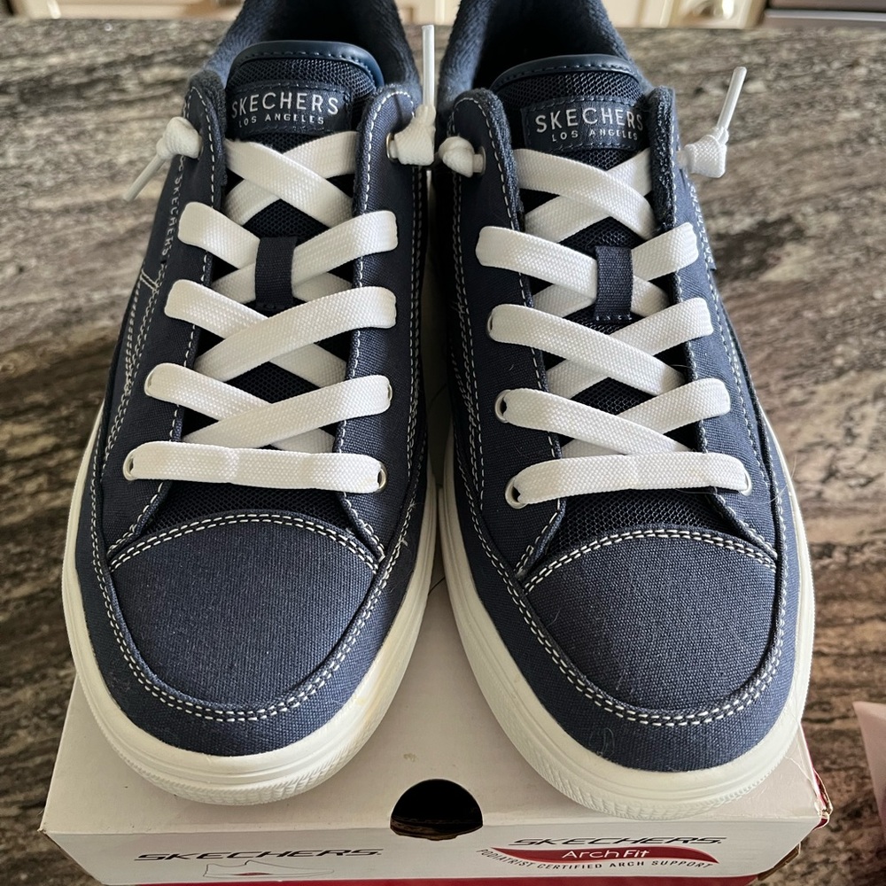 Skechers Blue and White Sneakers Classic Low-Top Design Arch fit